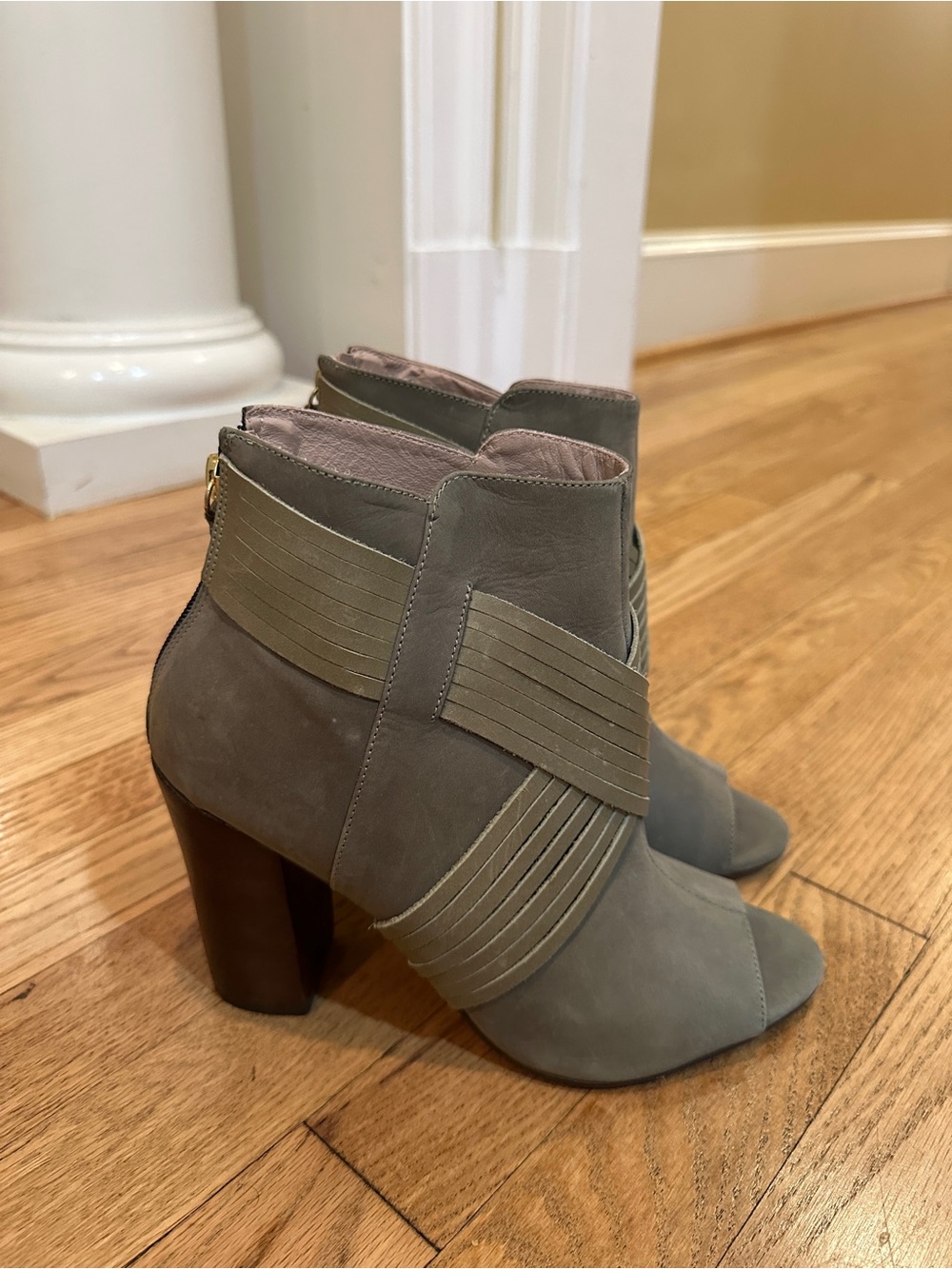 Klub Nico Women’s 8M Gray Leather Peep Toe Fringe Ankle Booties